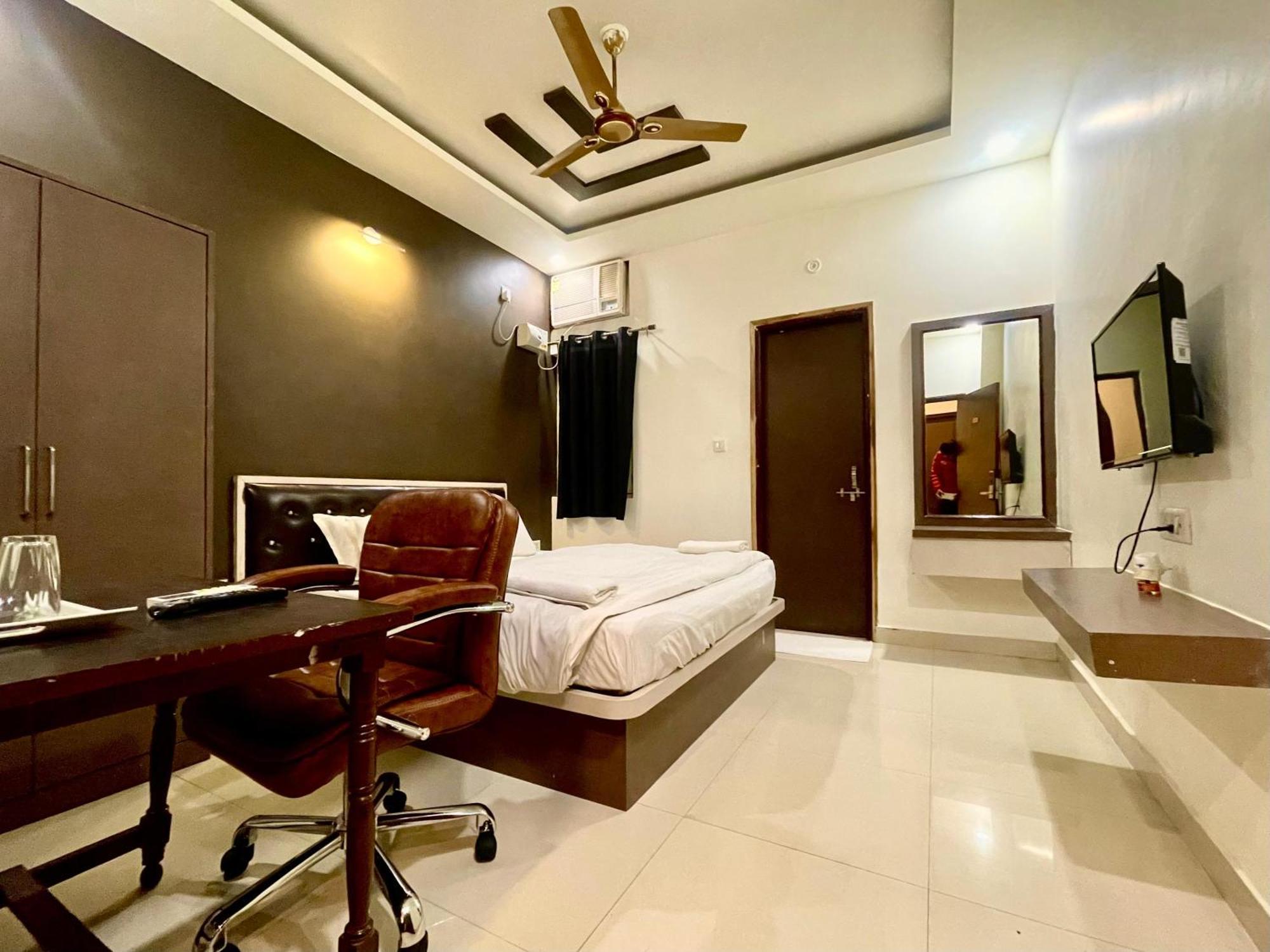 The White Canyon Hotel *